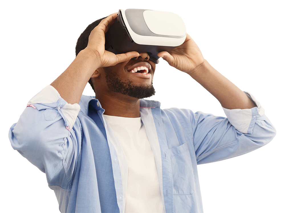 Ein Mann hat eine VR Brille auf und schaut lachend nach oben