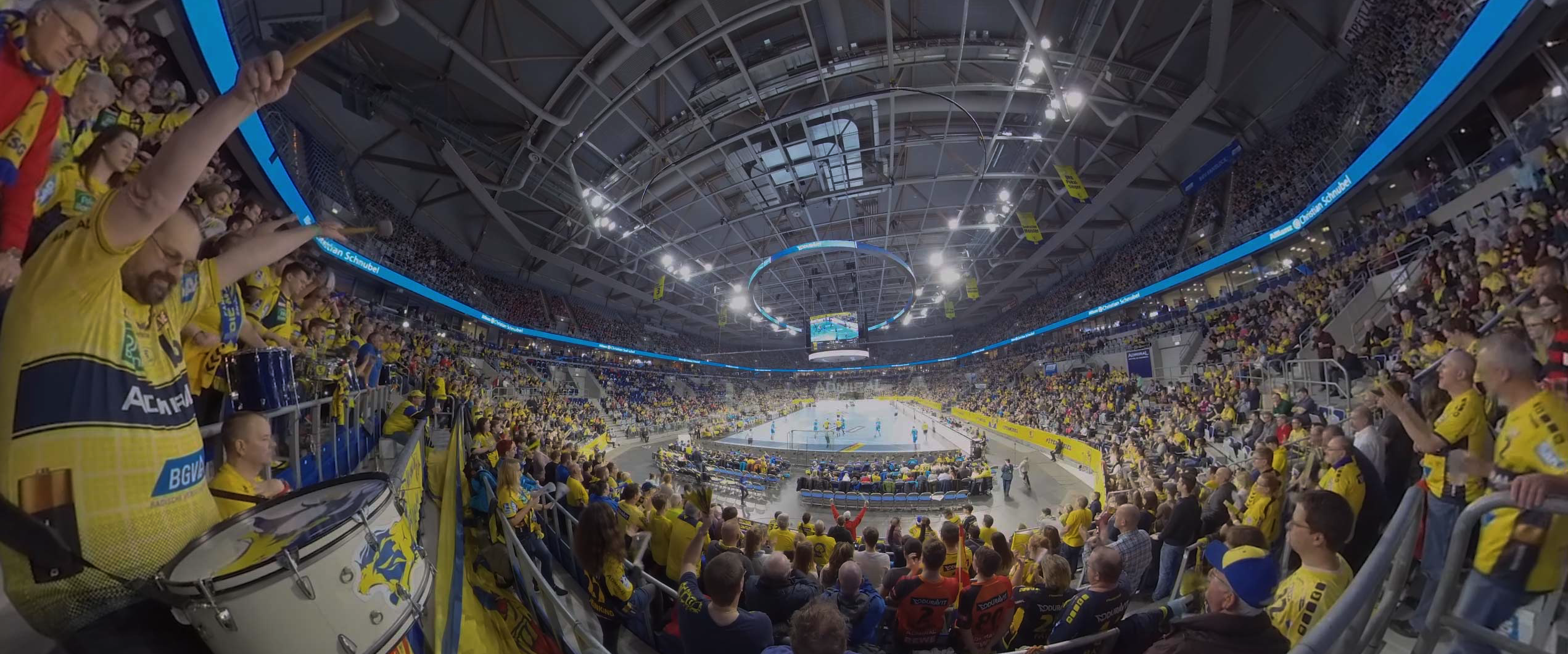 Ansicht aus dem 360 Grad Video. Viele Fans stehen auf den Publikumsrängen und schauen auf die Arena.