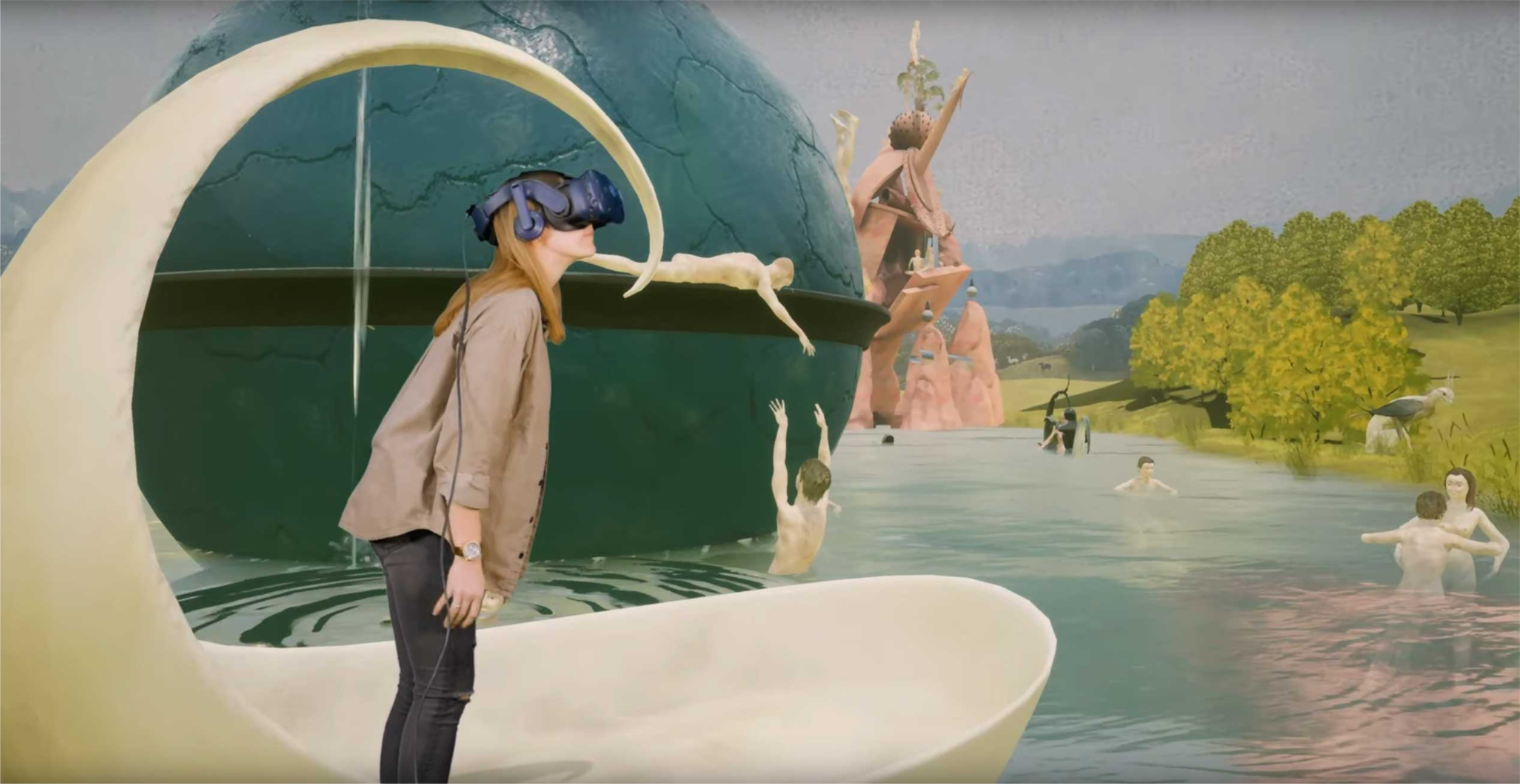 Virtulle Ansicht des Garten der Lüste von Hieronymus Bosch. Eine Frau steht auf einem virtuellen Boot und hat ein VR Headset auf und blickt nach rechts.