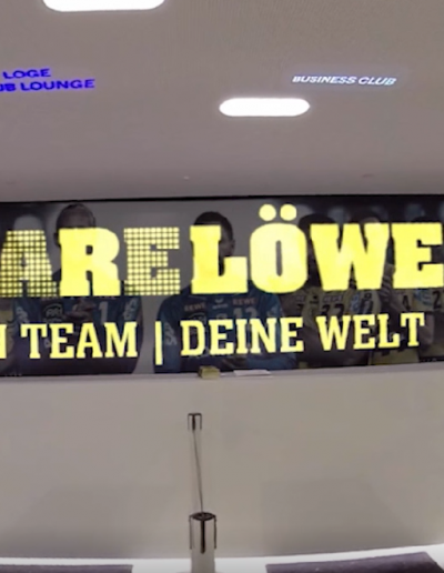 Eingangsbereich mit der Aufschrift "We are Löwen. Dein Team. Deine Welt".